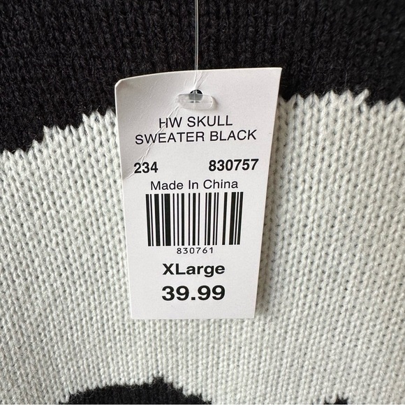 Wallpapher Black and White Crewneck Sweater Skull Design - Picture 6 of 11